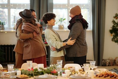 7 Things Guests Do That Secretly Annoy Their Hosts