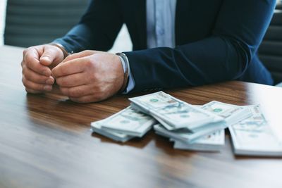 7 Financial Gurus Who Lost It All