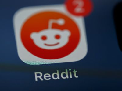 Reddit Shares Surge Over 8% After Launching New AI Marketing Tools at Global Event
