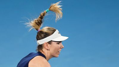 De Minaur backs fiancee over abusive social media
