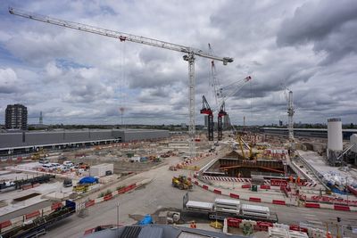 HS2 branded an ‘appalling mess’ as government confirms delay until 2033