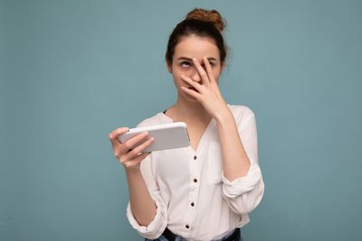 12 Habits That Secretly Annoy Everyone Around You