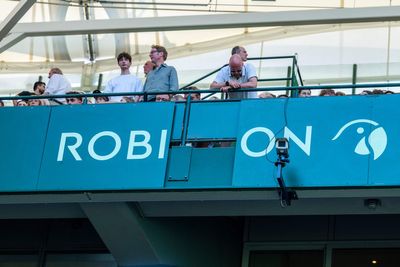 Spectator at ATP event in Halle hit by falling advertising banner
