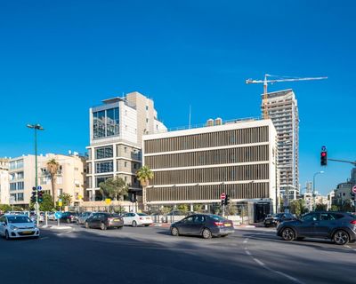 Fears voiced as Britons in Israel advised to stay while embassy families depart