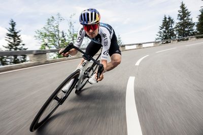 Tom Pidcock reaches 95kph during daredevil descent – Video