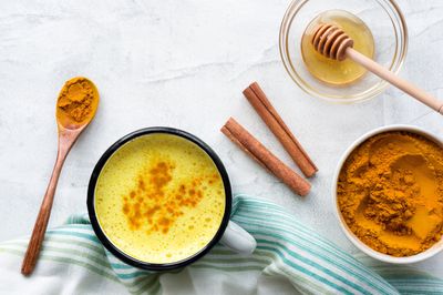 7 Powerful Benefits of Golden Milk Backed by Science—But Is It Safe for You?