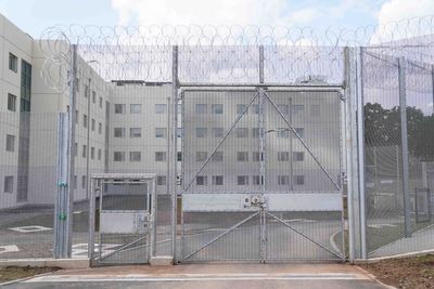 Prisoners in overcrowded jails more likely to be violent, research suggests