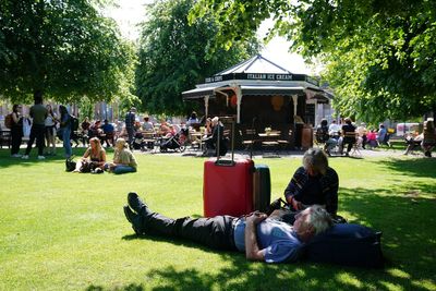 In Pictures: People try to stay cool and enjoy the sun as temperatures soar