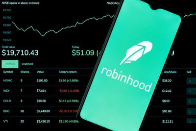 Robinhood Director Sells Millions, But HOOD Stock Eyes Gains