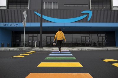 Amazon's AI Revolution Brings Job Cut Warnings, Relocation Mandate Adds to Employee Uncertainty