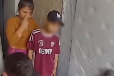Watch: Woman ‘hauling mattresses’ arrested after police find 25 migrants hiding in truck