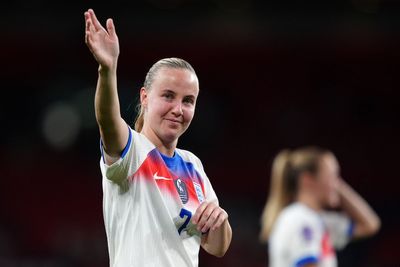 Beth Mead urges England to feed off the pressure of European title defence