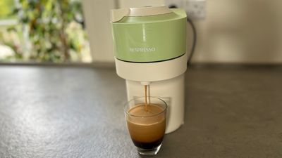 This pistachio green coffee machine is the most beautiful I've seen - make your coffee chic this summer