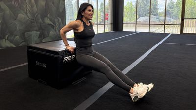 Want to build a stronger upper body but don’t have any equipment? Try this female bodybuilder’s three favorite moves