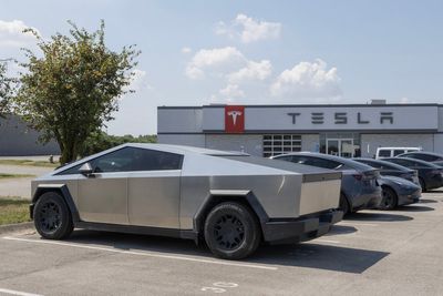 Business news live: Tesla sales fall in Europe, FTSE 100 drops and Bumble to lay off hundreds of jobs