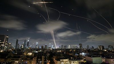 Iran targets Tel Aviv with missile strikes, causing damage