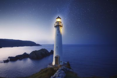 The Rise of ‘Lighthouse Parenting:’ Guiding, Not Hovering