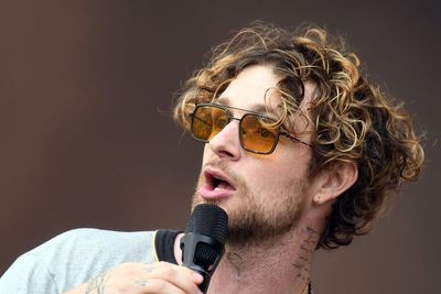Tom Grennan gives update on jaw surgery after having metal plates removed