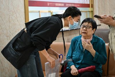 'Companions' Ease Pain Of China's Bustling, Bamboozling Hospitals