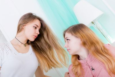 8 Uncomfortable Signs You’re No Longer Welcome in a Friend Group