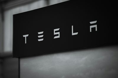 NHTSA Now Targets Tesla Robotaxi After Autonomous EVs Break Traffic Laws