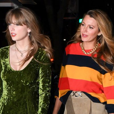 The Scary Security Reason Taylor Swift Was Forced to "Reject" One Fan's Gift While Having Dinner With Blake Lively