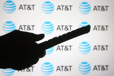 Wall Street's Most Accurate Analysts Spotlight On 3 Tech And Telecom Stocks With Over 3% Dividend Yields