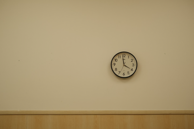 Can't Tell the Time? UK Schools Ditch Analogue Clocks as Gen Z Struggles to Read Them