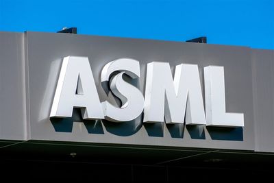 ASML Keeps Buying Back Its Own Stock—Chasing Discount and Upside