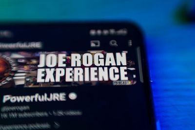 'The Minimum Wage In This Country Is Ridiculous,' Says Joe Rogan, Asks, 'How Do You Live Off $7?'