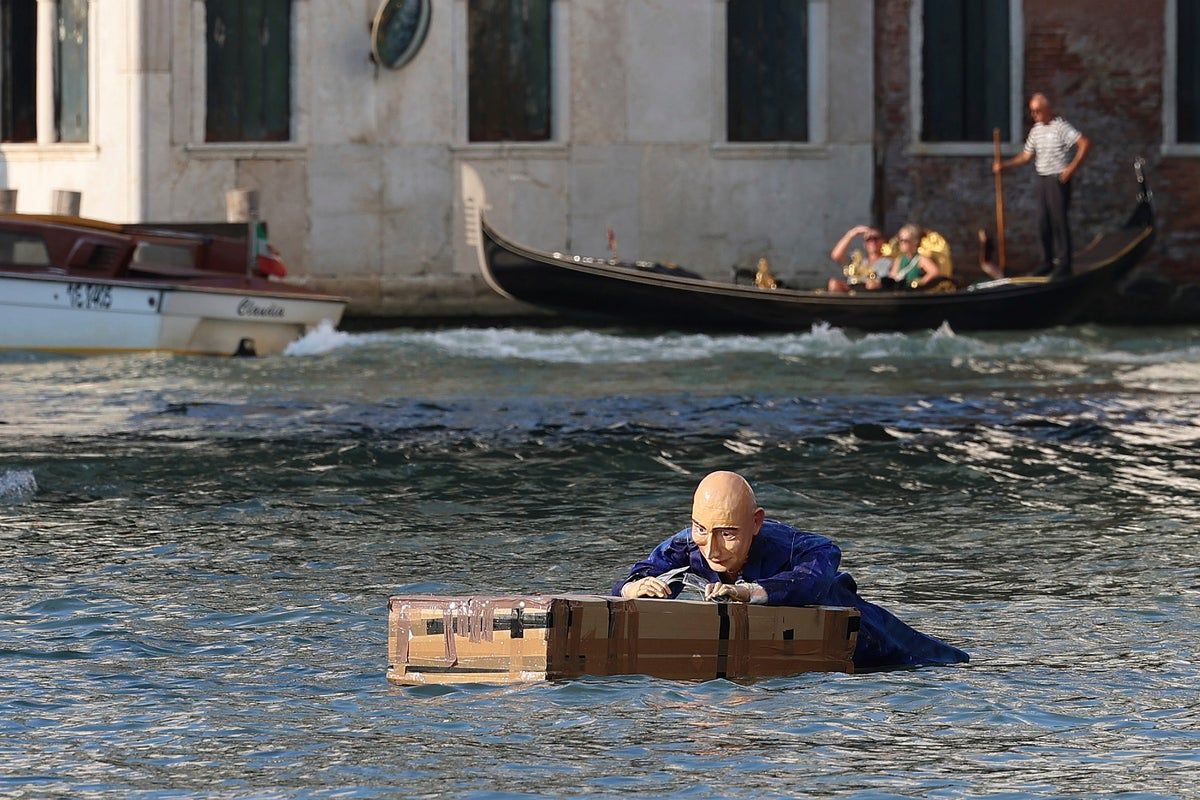 Jeff Bezos mannequin floats in Venice canal in wedding…