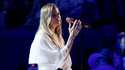 “The show can go on even in the midst of sheer, utter embarrassment”: LeAnn Rimes' teeth fall out but she finishes her set