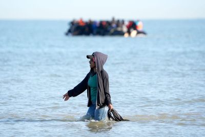 UK and France in talks over ‘one-in, one-out’ migrants removal deal
