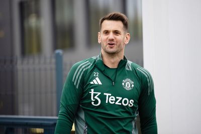 Manchester United confirm new Tom Heaton contract after 'coaches push' for summer U-turn