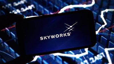 Skyworks Stock Down 16% in 2025, Poised for AI Edge Surge