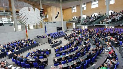 German lawmakers vote to curb family reunification programme