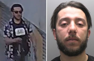 Moment plain-clothes police chase down bag thief in City of London