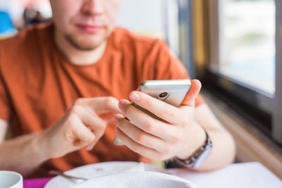 5 Modern Behaviors That Make You Look Instantly Untrustworthy