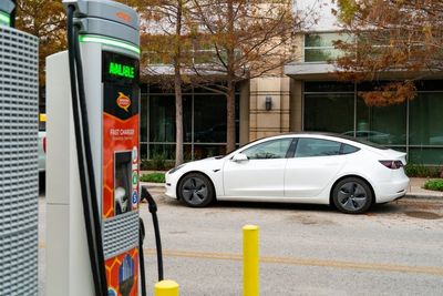 Winning And Losing Stocks From Tesla's Driverless Taxi Test