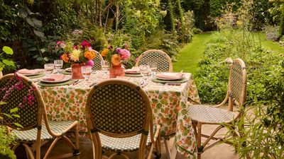 Outdoor Table Settings — 13 Designer-Approved Tricks For a Perfect Al Fresco Set-Up