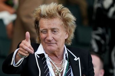 Rod Stewart says country should ‘give Farage a chance’