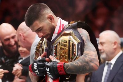 Ilia Topuria brutally knocks out Charles Oliveira to win UFC lightweight title