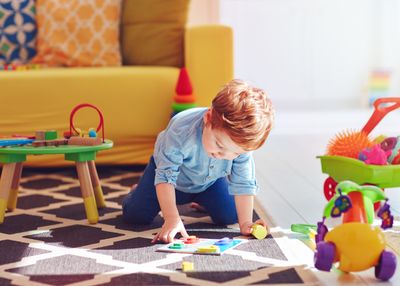 9 Ways to Encourage Independent Play (So You Can Finally Pee Alone)