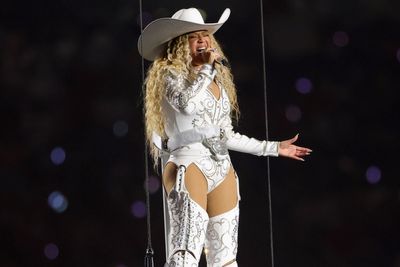 Beyoncé’s flying car prop malfunctions during Cowboy Carter concert in Houston