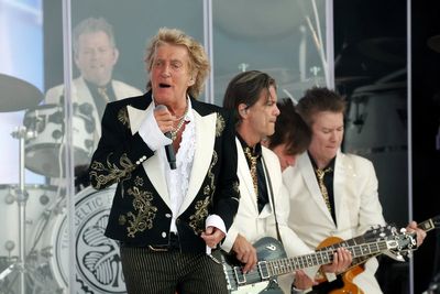 Rod Stewart’s Glastonbury legends slot feels like wringing out the dregs of a career