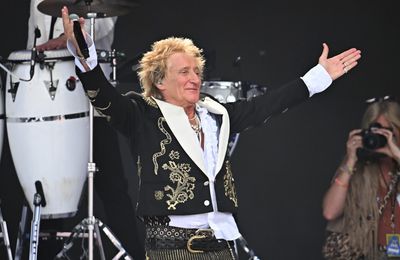 Sir Rod Stewart shares hopeful message at Glastonbury
