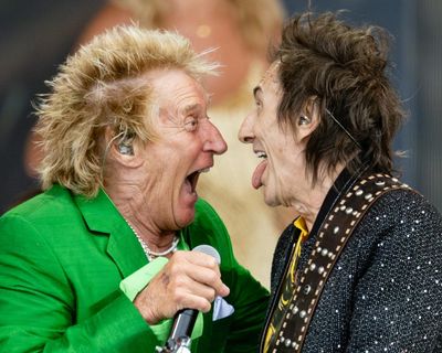 Rod Stewart at Glastonbury review – lapping up the legends slot love like a lusty, leggy Muppet