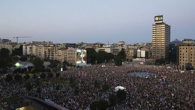 Thousands set up street blockades in Serbia after arrests of anti-government protesters