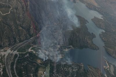 More than 100 people temporarily stranded after fleeing a blaze that spread to 478 acres within hours