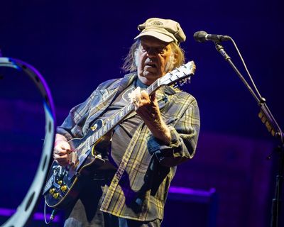 Neil Young at Glastonbury review – ragged glory from a noisemaker who never treads the easy path